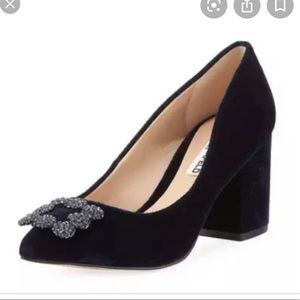 Karl Lagerfeld paris Adona velvet brooch pumps